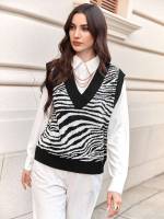  Black and White Regular Fit V neck Women Knitwear 500