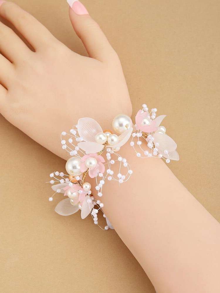   White Wrist Corsage 690